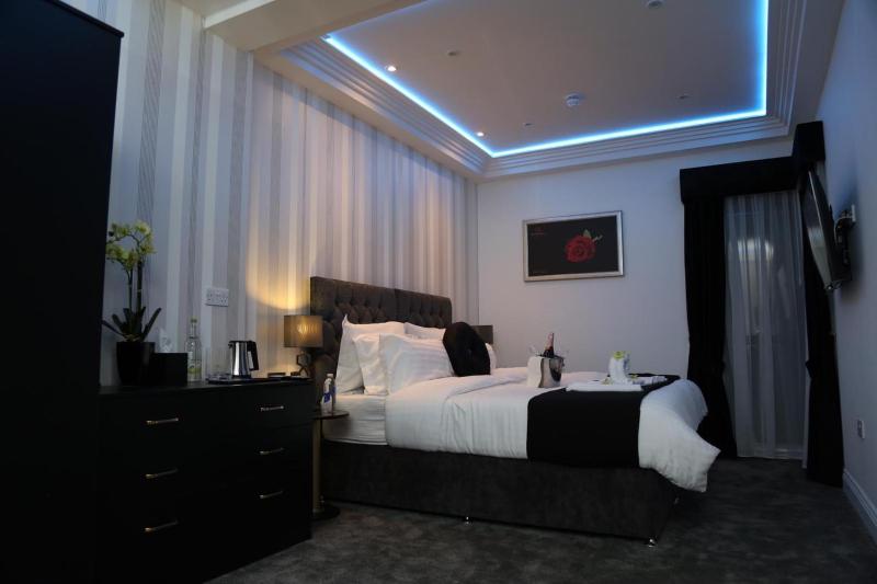 Queen Room with Two Queen Beds image 3
