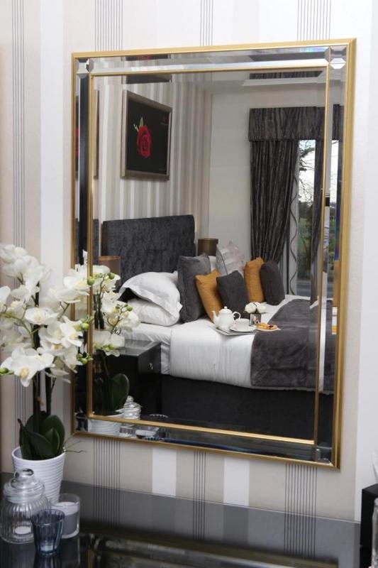 Queen Room with Two Queen Beds image 4