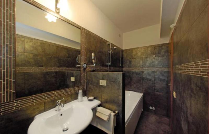Double Room with Spa Bath image 2