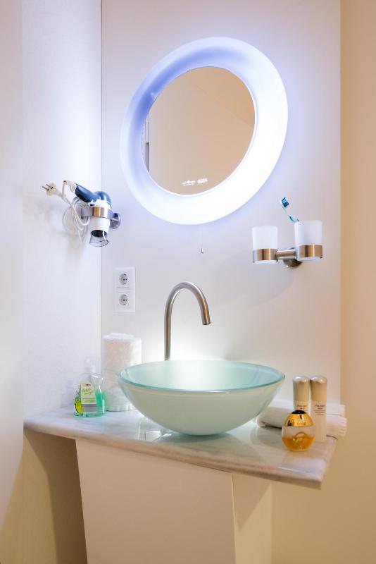 Double Room with Shared Toilet image 2