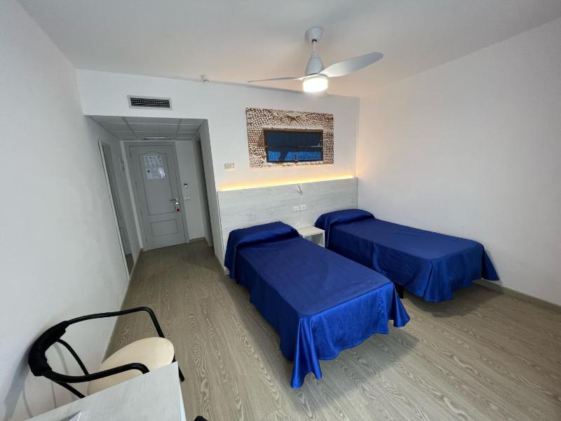 Standard Twin Room image 2