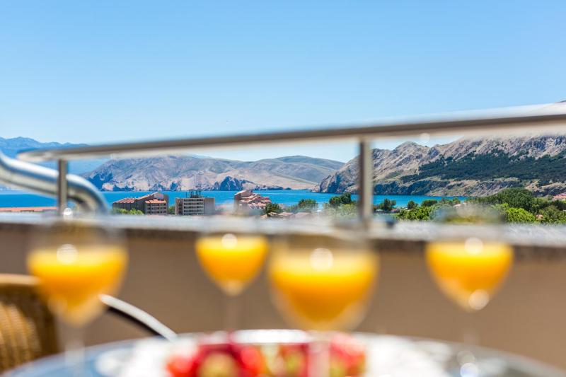 Apartment with Mountain View image 3