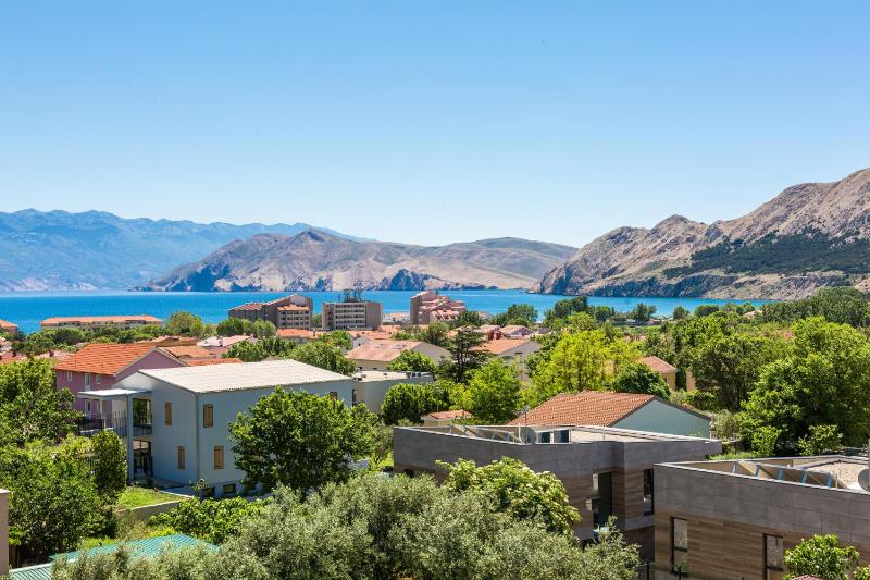 Apartment with Mountain View image 2