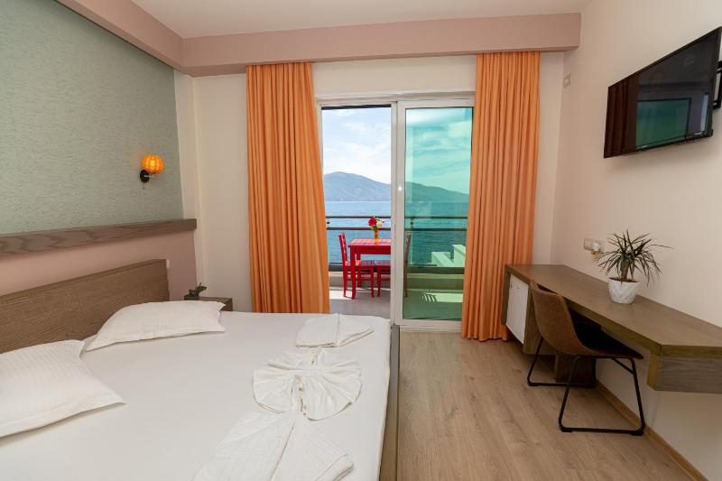 Double Room with Balcony and Sea View image 3