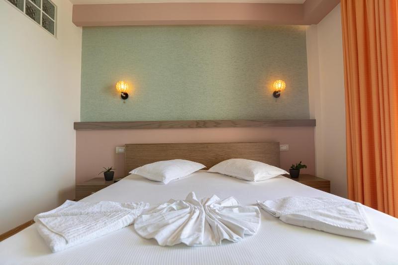 Double Room with Balcony and Sea View image 4