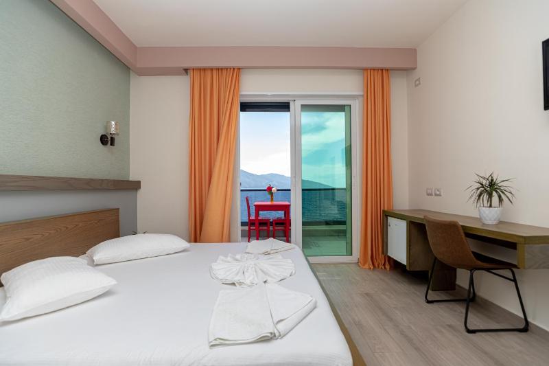 Triple Room with Sea View and Balcony image 4