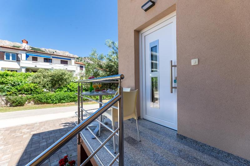 One-Bedroom Apartment image 4