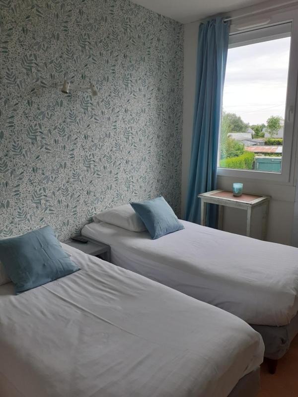 Twin Room with Shared Bathroom image 4