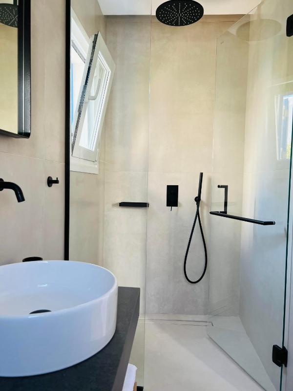 Deluxe Suite with Sea View image 4