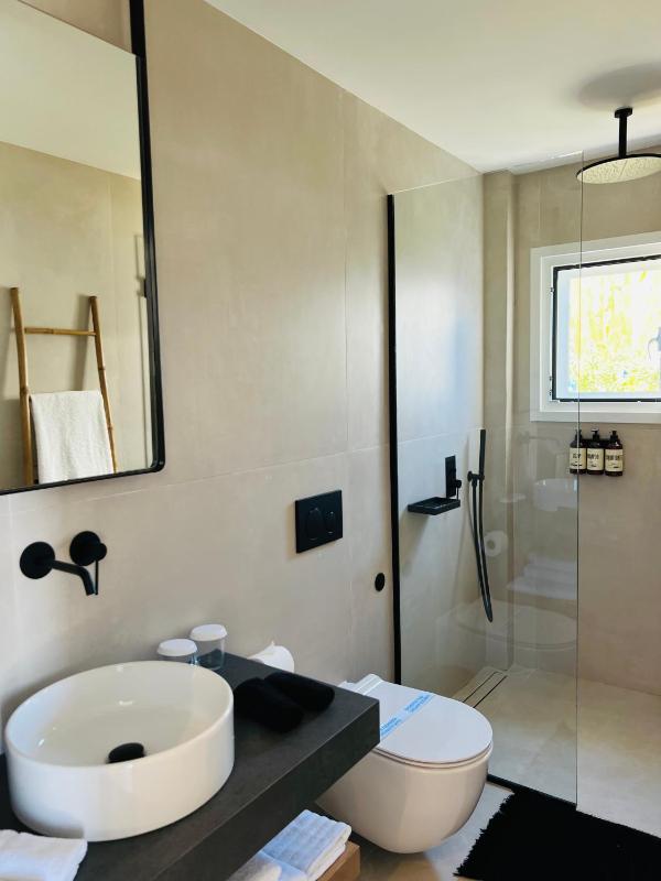 Deluxe Suite with Sea View image 2