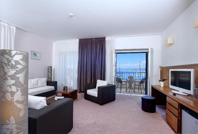Family Suite with Sea View image 2
