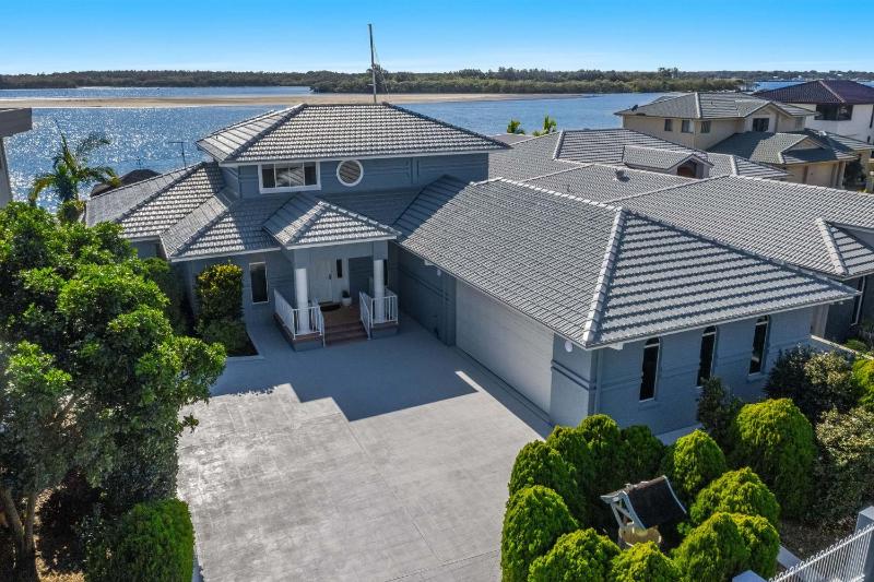 Salty Dayz - Designer Waterfront with Private Pontoon & Pool - Holiday Yamba - image 19