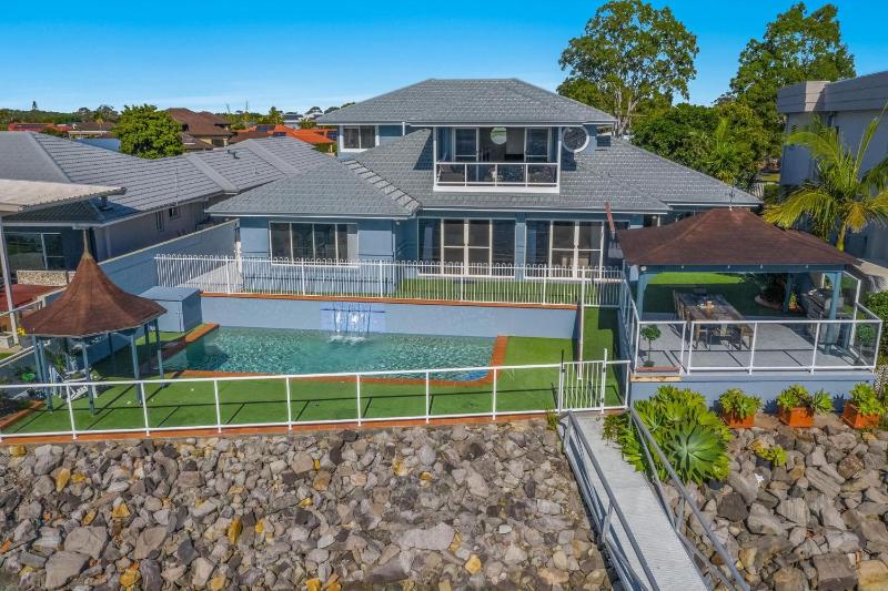 Salty Dayz - Designer Waterfront with Private Pontoon & Pool - Holiday Yamba - image 14