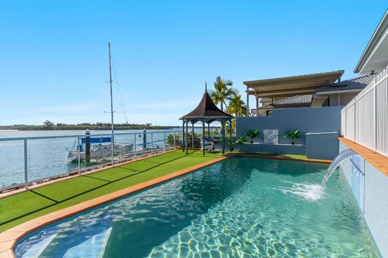 Salty Dayz - Designer Waterfront with Private Pontoon & Pool - Holiday Yamba - image 9