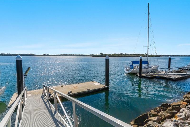 Salty Dayz - Designer Waterfront with Private Pontoon & Pool - Holiday Yamba - image 8