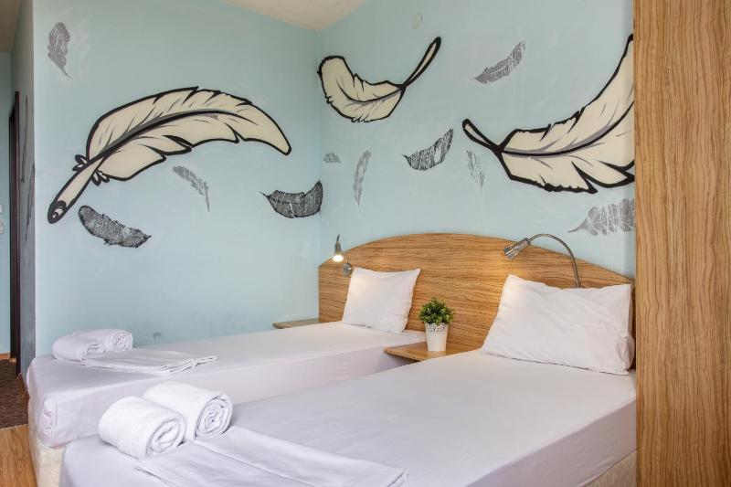 Economy Twin Room image 4