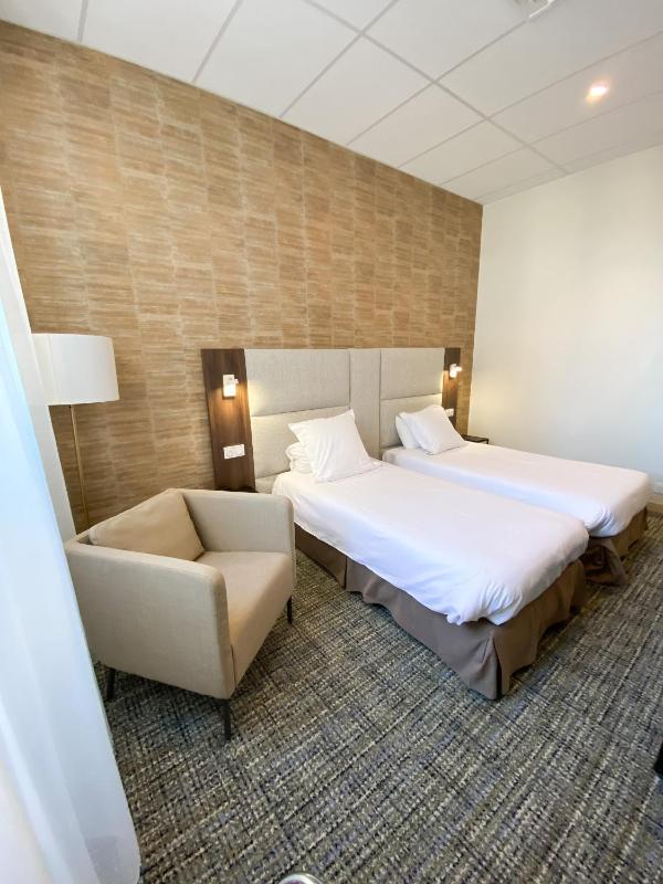 Superior Twin Room image 4
