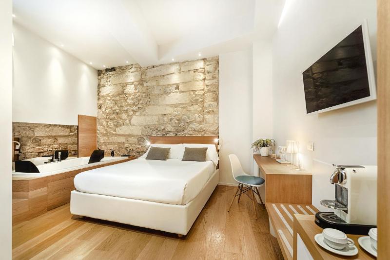 Suite with Whirlpool image 1