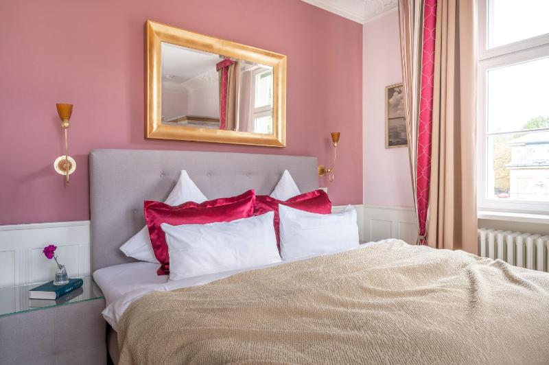 Deluxe King Room image 2
