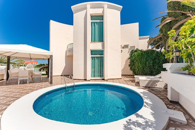 Deluxe Suite with Private Pool (4 Adults) image 1