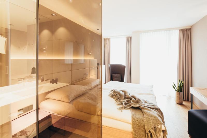Classic Double Room with Balcony image 2