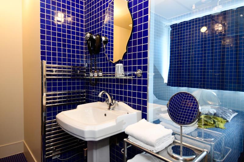 Budget Double Room image 3