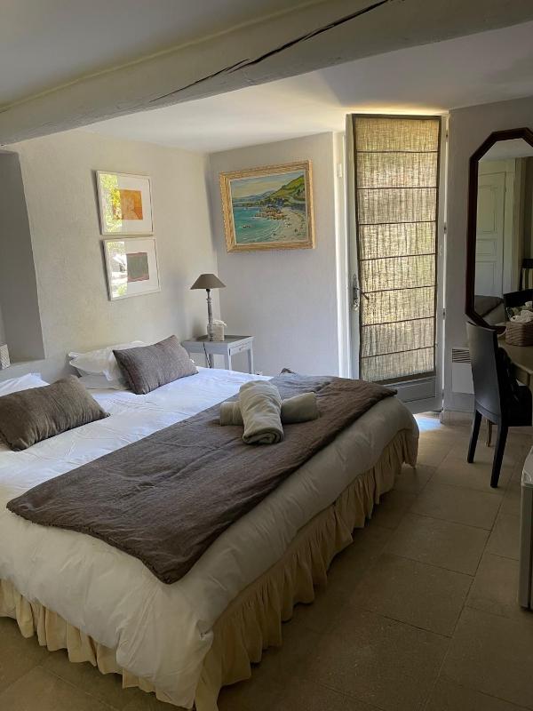 Double Room with Garden View image 4