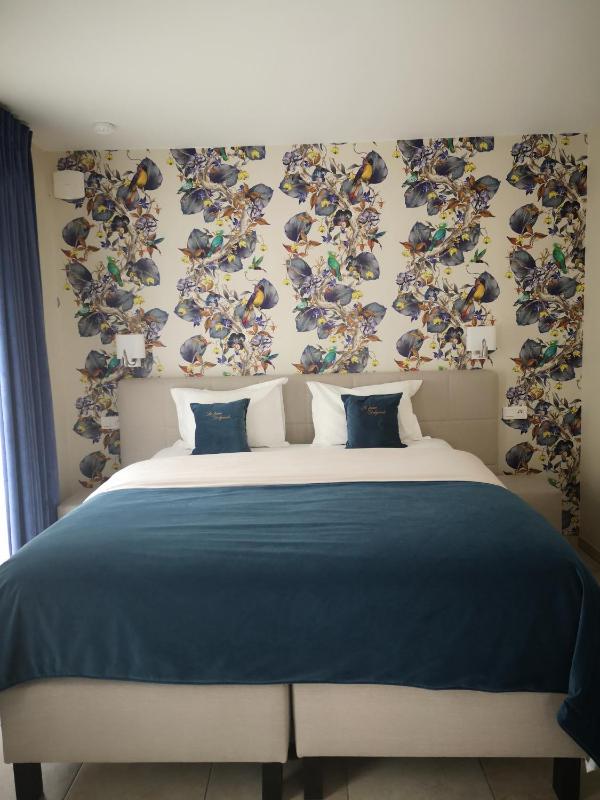 Deluxe Double Room with Bath image 2