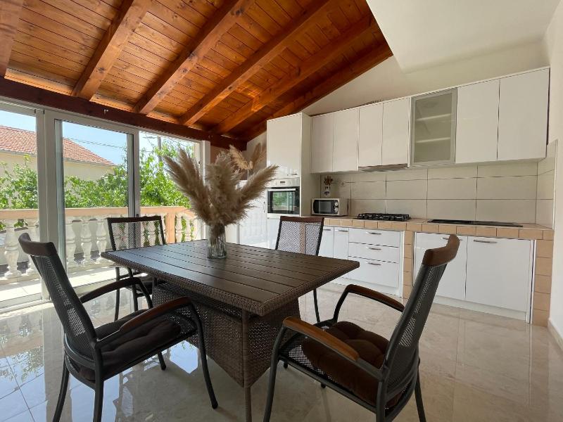 One-Bedroom Apartment image 1