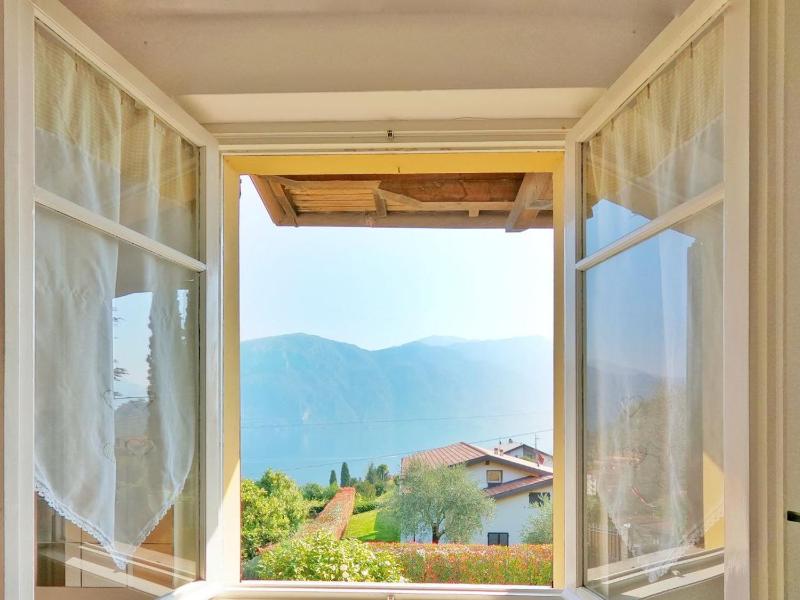 One-Bedroom Apartment with Lake View image 4
