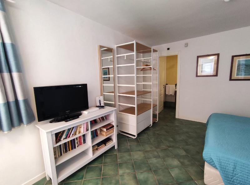 One-Bedroom Apartment image 2