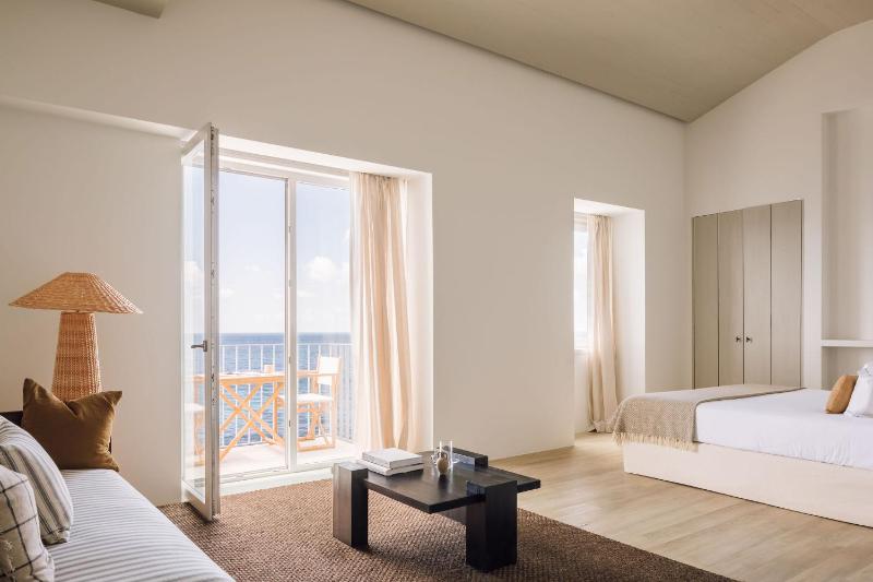 Superior Suite with Sea View image 3