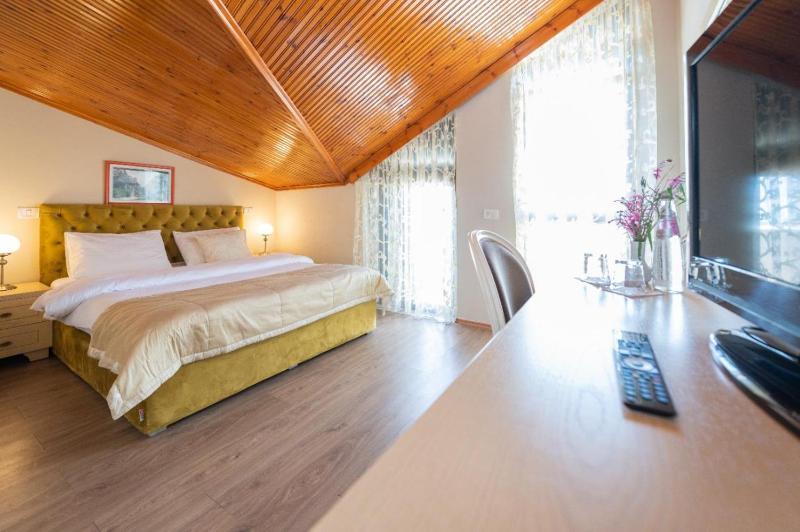 Double Room with Balcony and Sea View image 2