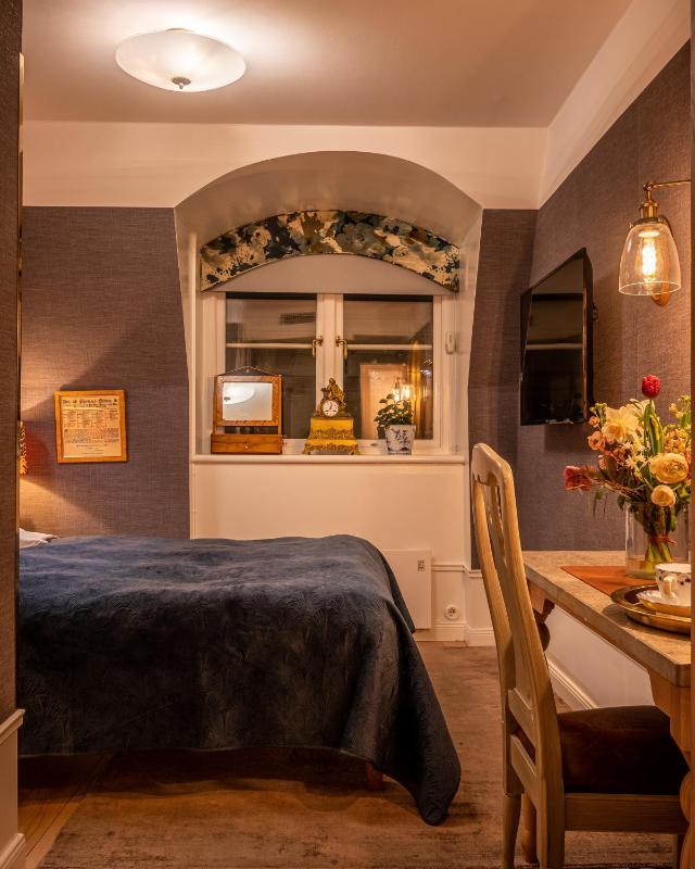 Small Double Room image 4
