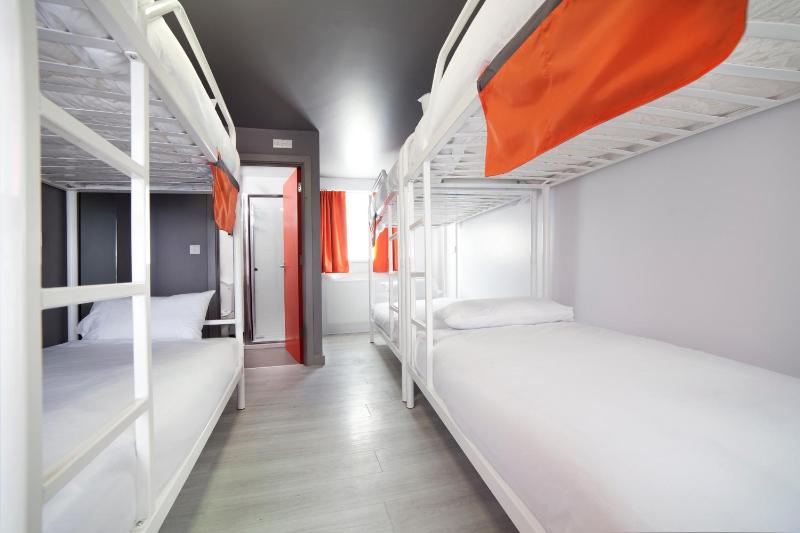 Ensuite 6-Bed Dormitory Room image 3