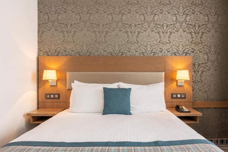 Queen Room image 3