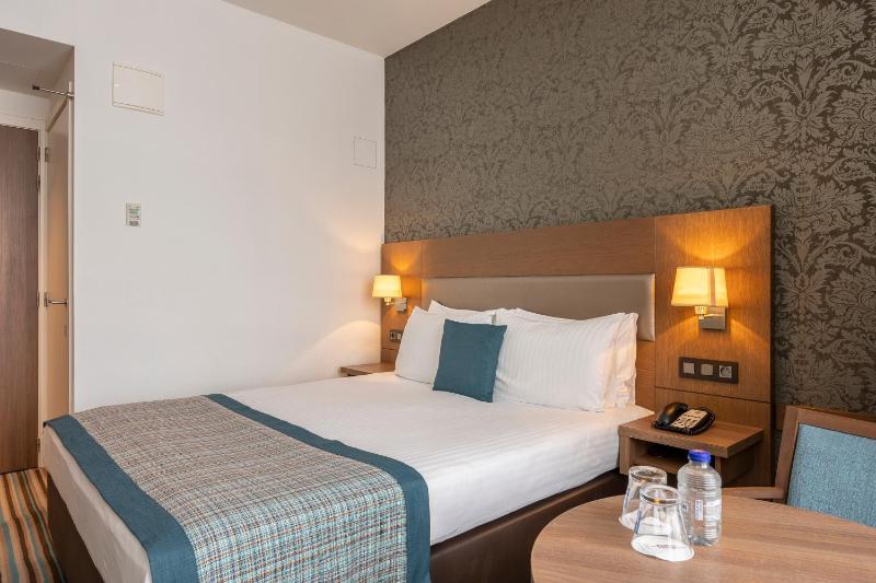 Queen Room image 1