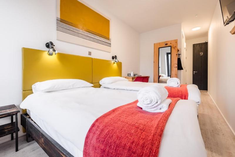 Twin Room image 4