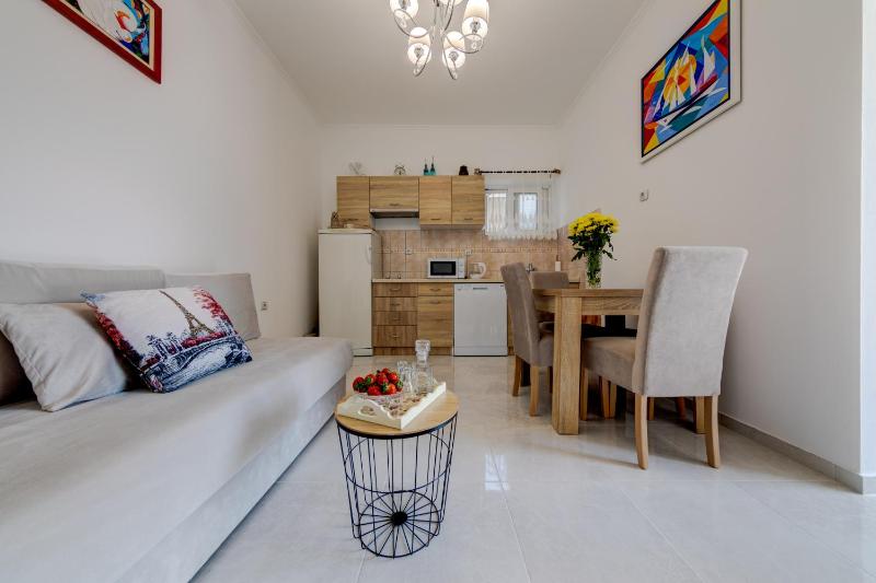 One-Bedroom Apartment image 4