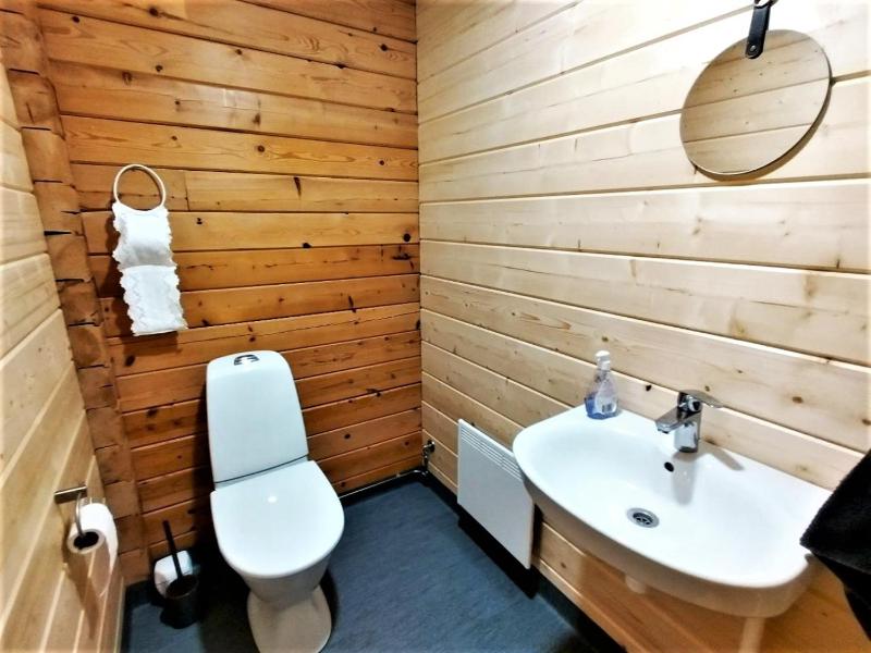 Twin Room with Shared Toilet image 3