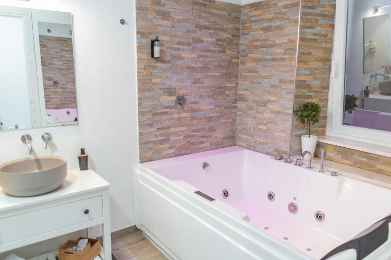 Double Room with Spa Bath image 3