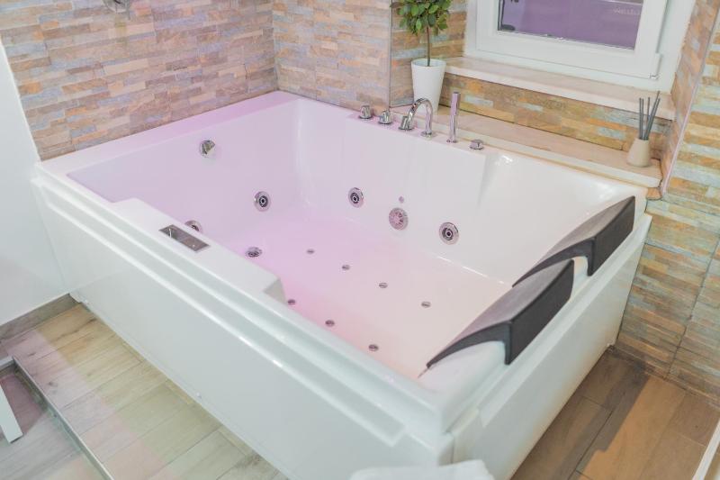 Double Room with Spa Bath image 4