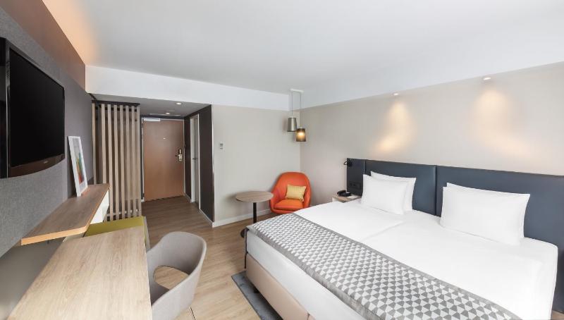 Standard King Room image 3