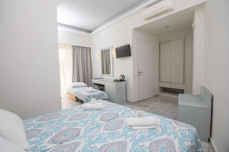 Triple Room Pool View image 4