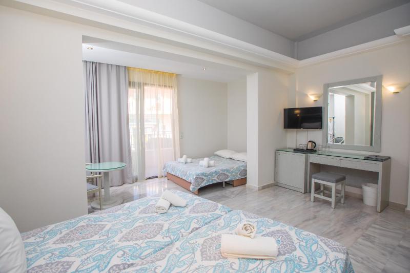 Quadruple Room City View image 3