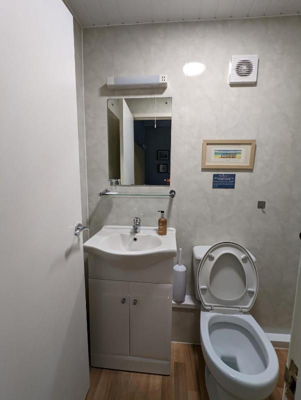 Standard Double Room with En-Suite image 4