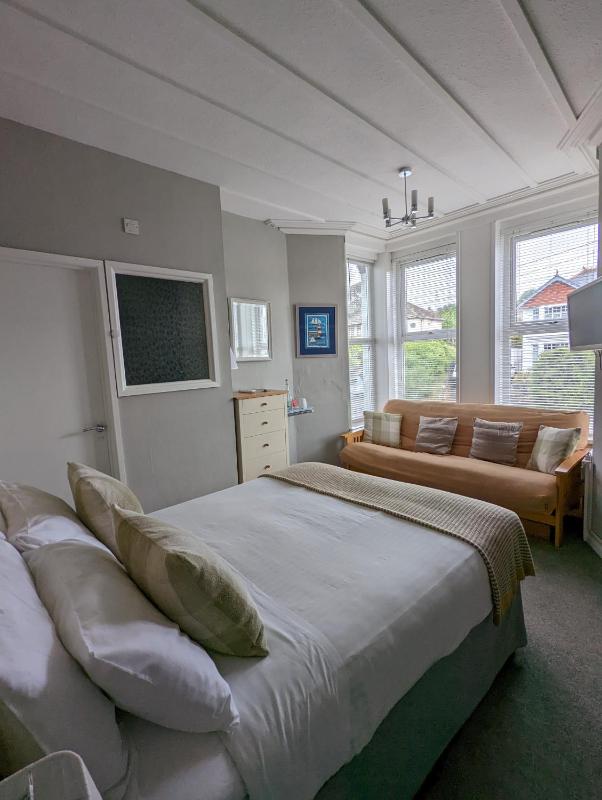 Standard Double Room with En-Suite image 1