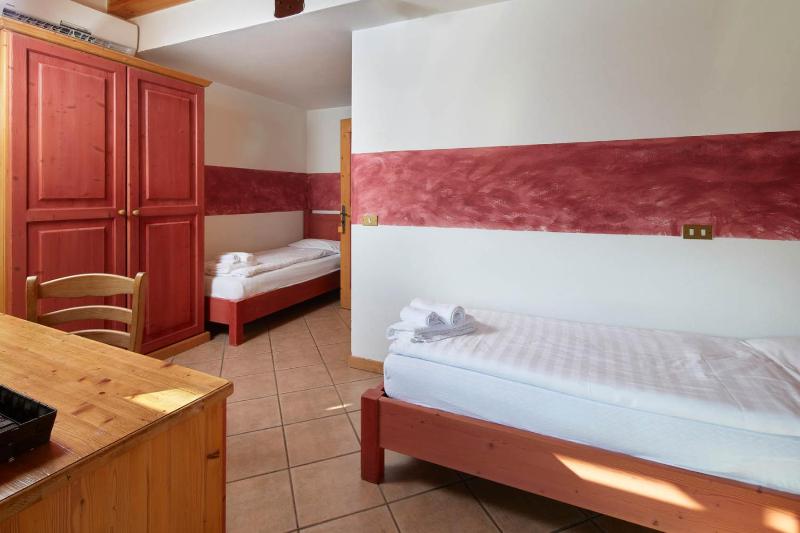 Standard Twin Room with Balcony image 4