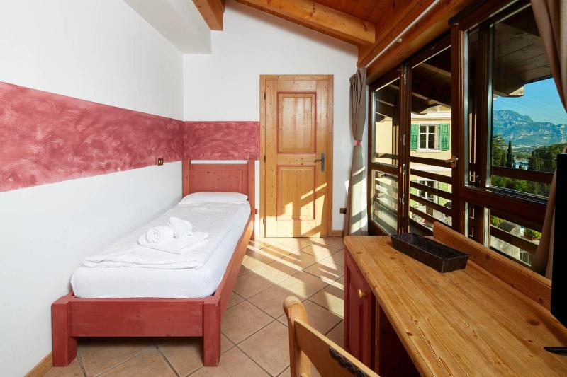 Standard Twin Room with Balcony image 1