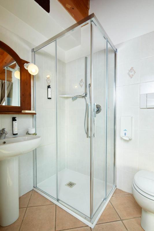 Standard Twin Room with Balcony image 2
